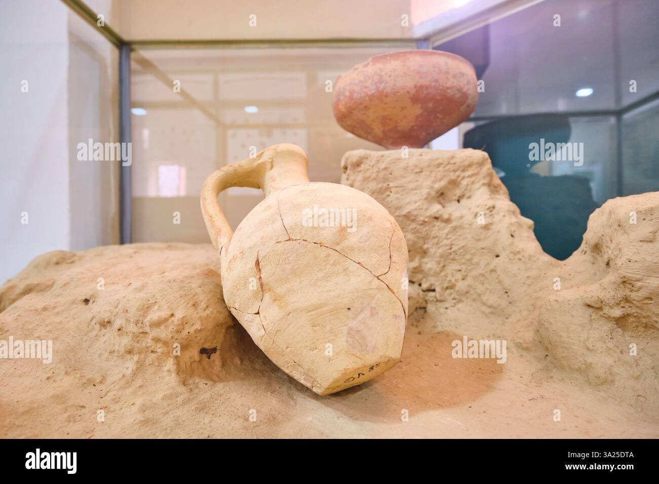 Broken pottery hi-res stock photography and images - Alamy