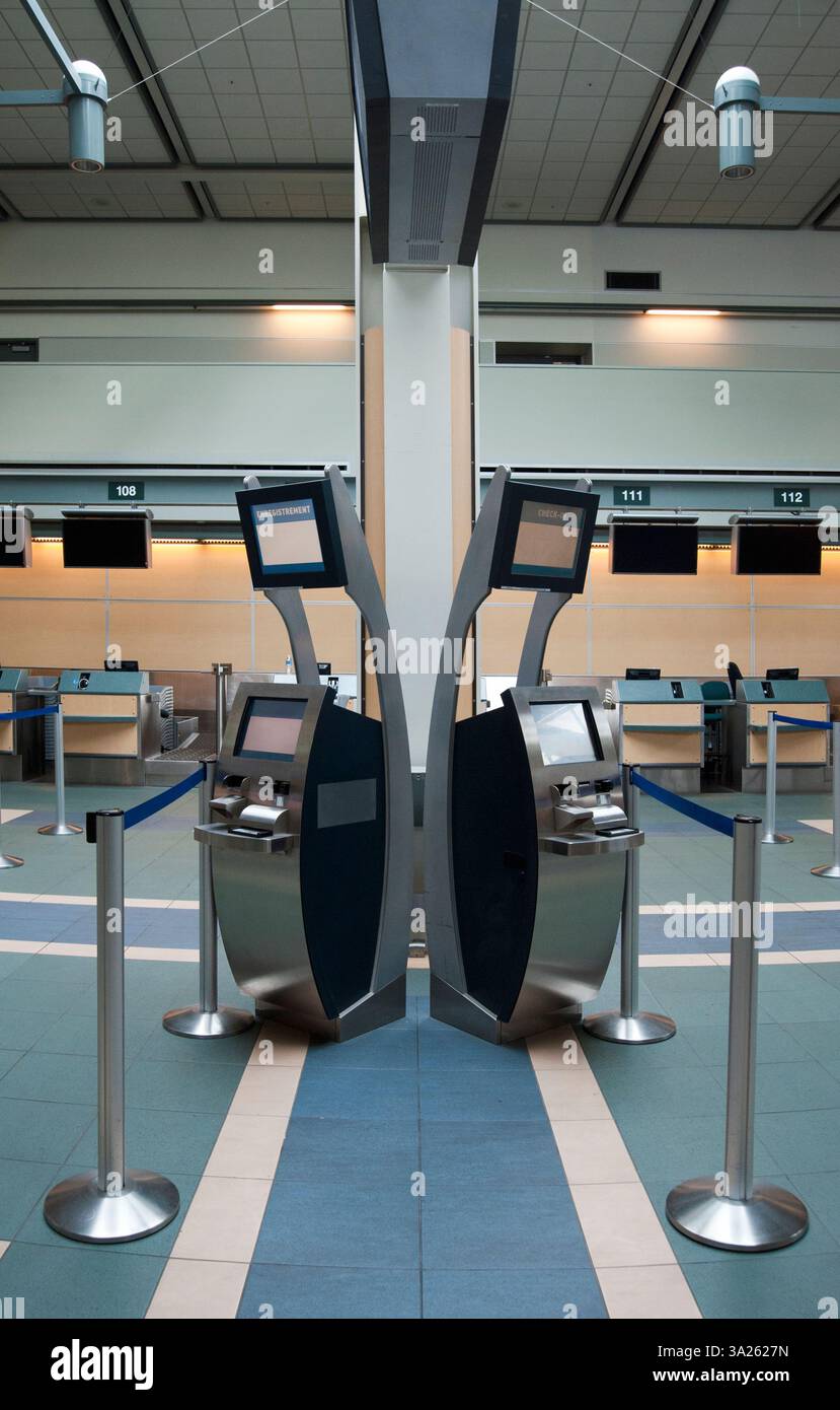 Airport check in desk no people hi-res stock photography and images - Alamy