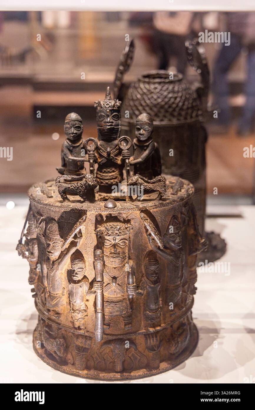 Beninbronzen im britischen Museum. 01.11.2021, EU, GBR, England, London, London: das britische Museum. Raubkunstausstellung der Beninbronzen aus Nigeria. EU, GBR, England, London, London: the British Museum. Looted art exhibition of Benin bronzes from Nigeria. Stock Photo