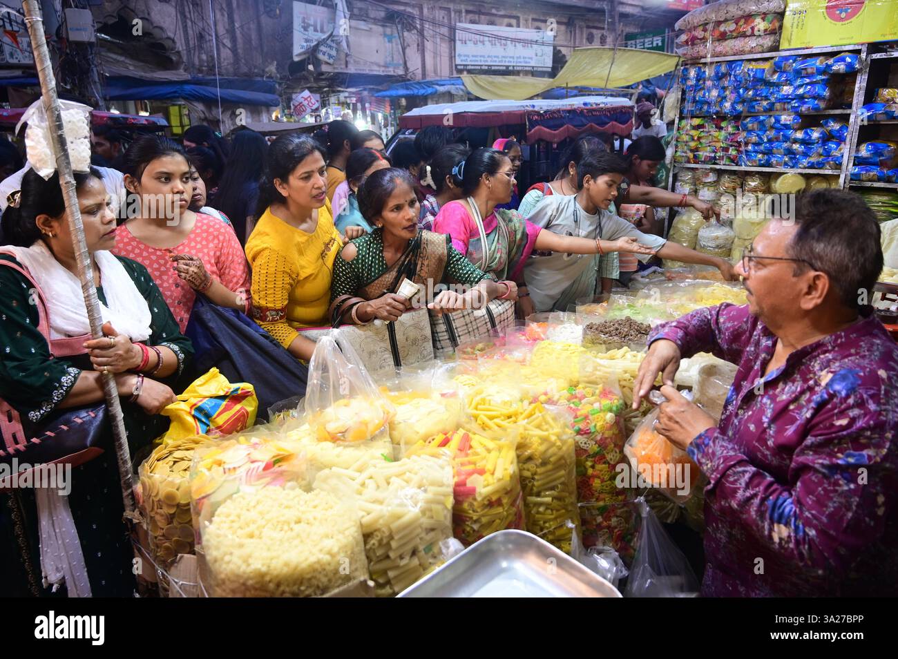 what do indian people do for the festival of holi