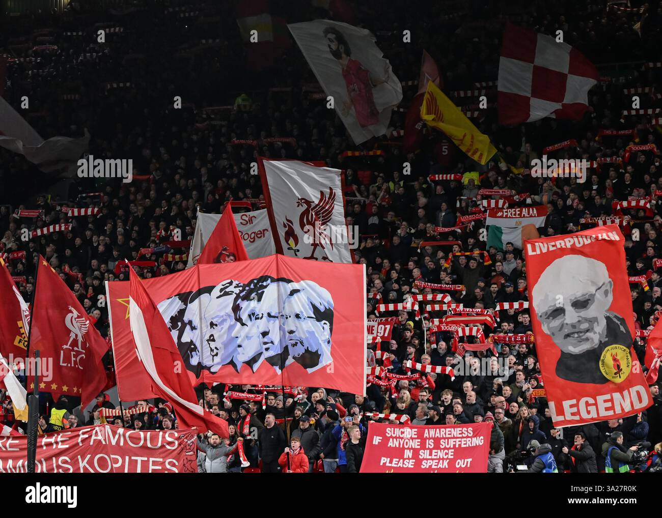Liverpool fans wave flags and banners hi-res stock photography and ...
