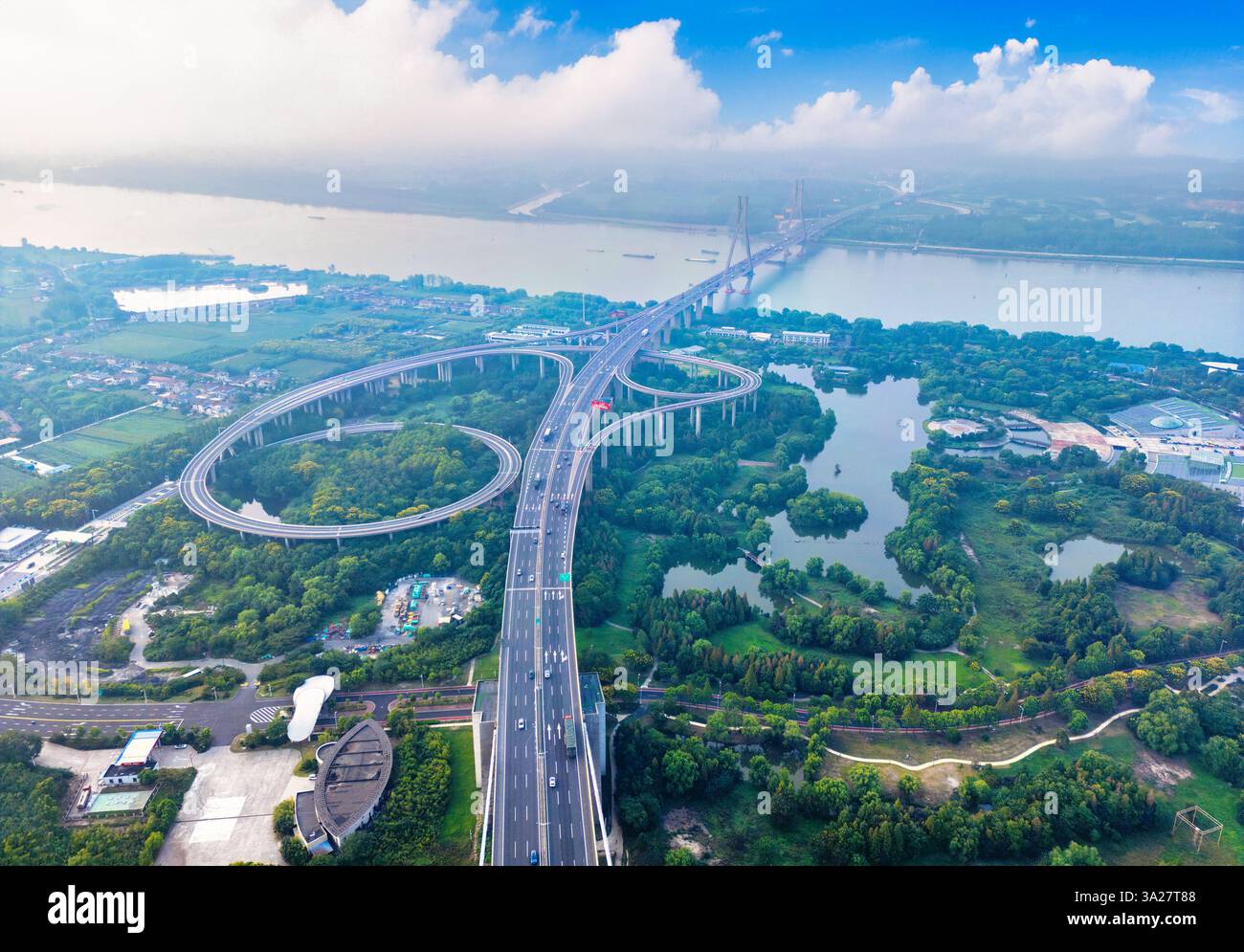 Runyang yangtze river highway bridge hi-res stock photography and ...