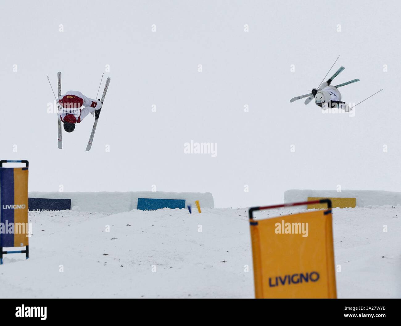 (250312) -- LIVIGNO, March 12, 2025 (Xinhua) -- Li Ruilin (L) of China ...