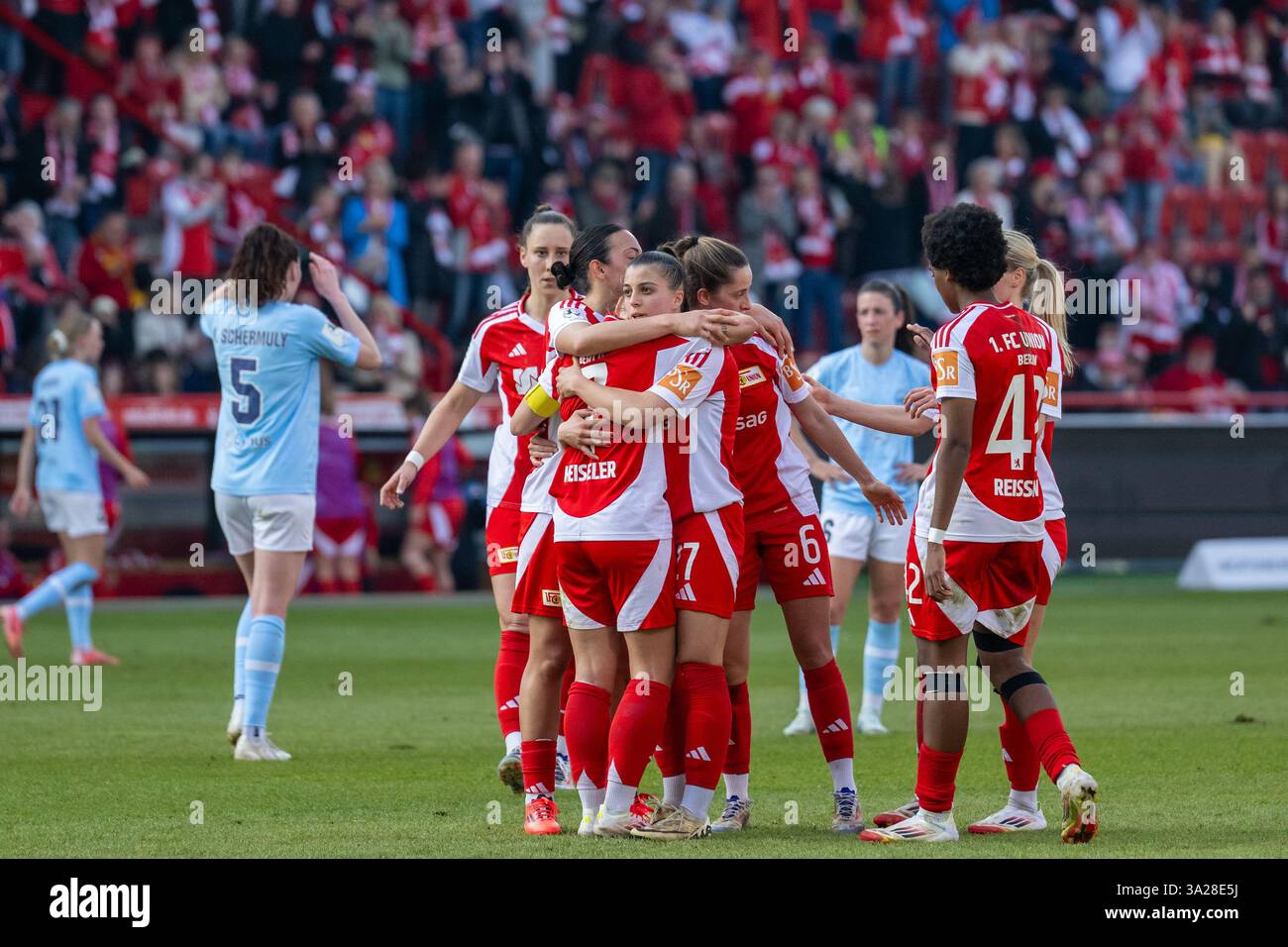 Unions Frauen bejubeln gemeinsam den 2:0 Führungstreffer durch Lisa Heiseler (7 Union Berlin). Stock Photo