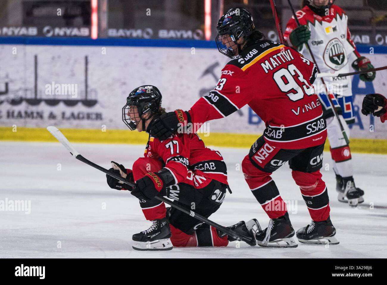 250312 Luleås Linnea Johansson och Nadia Mattivi jublar efter 1-0 under