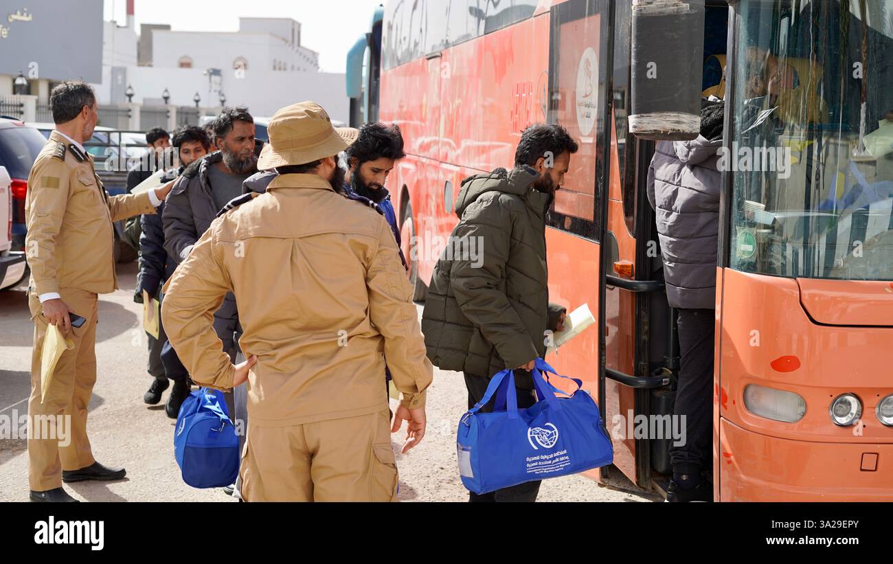 (250312) -- TRIPOLI, March 12, 2025 (Xinhua) -- Migrants line up to get