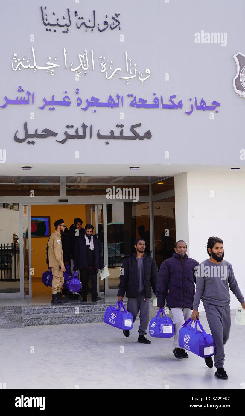 (250312) -- TRIPOLI, March 12, 2025 (Xinhua) -- Migrants line up to get