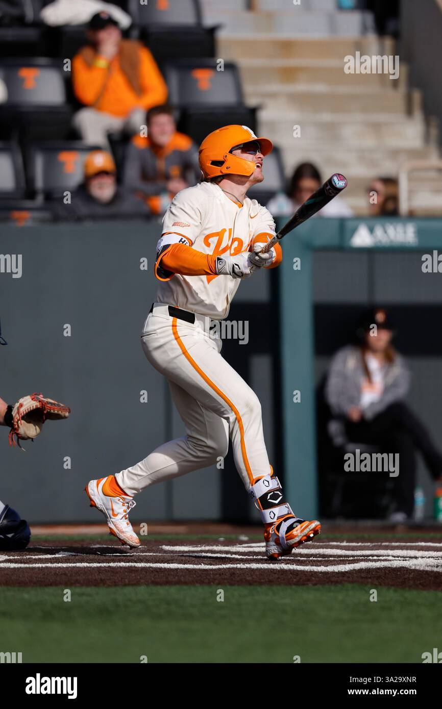 Pinch Bat Tennessee Volunteers pinch hitter Hunter High (15) at bat against the ...