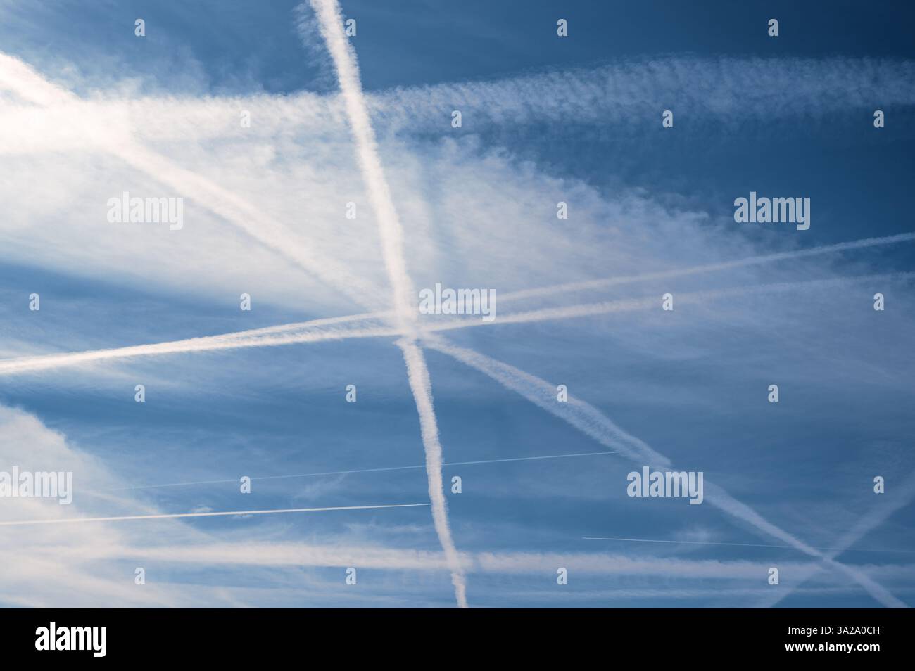 Airliner vapour trails hi-res stock photography and images - Alamy