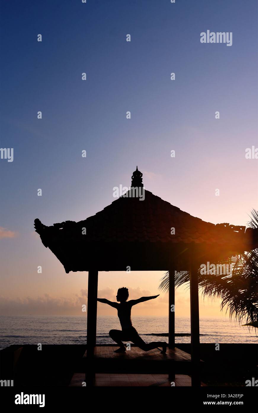 Woman doing yoga in the morning with a view of the Indian Ocean, Indonesia, Bali, Nusa Penida, Karangsari Stock Photo