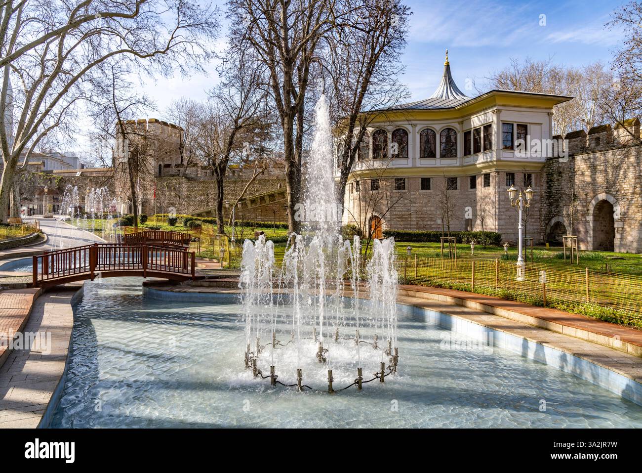 g-lhane-park-brunnen-im-g-lhane-park-und-die-mauern-des-topkapi-palast