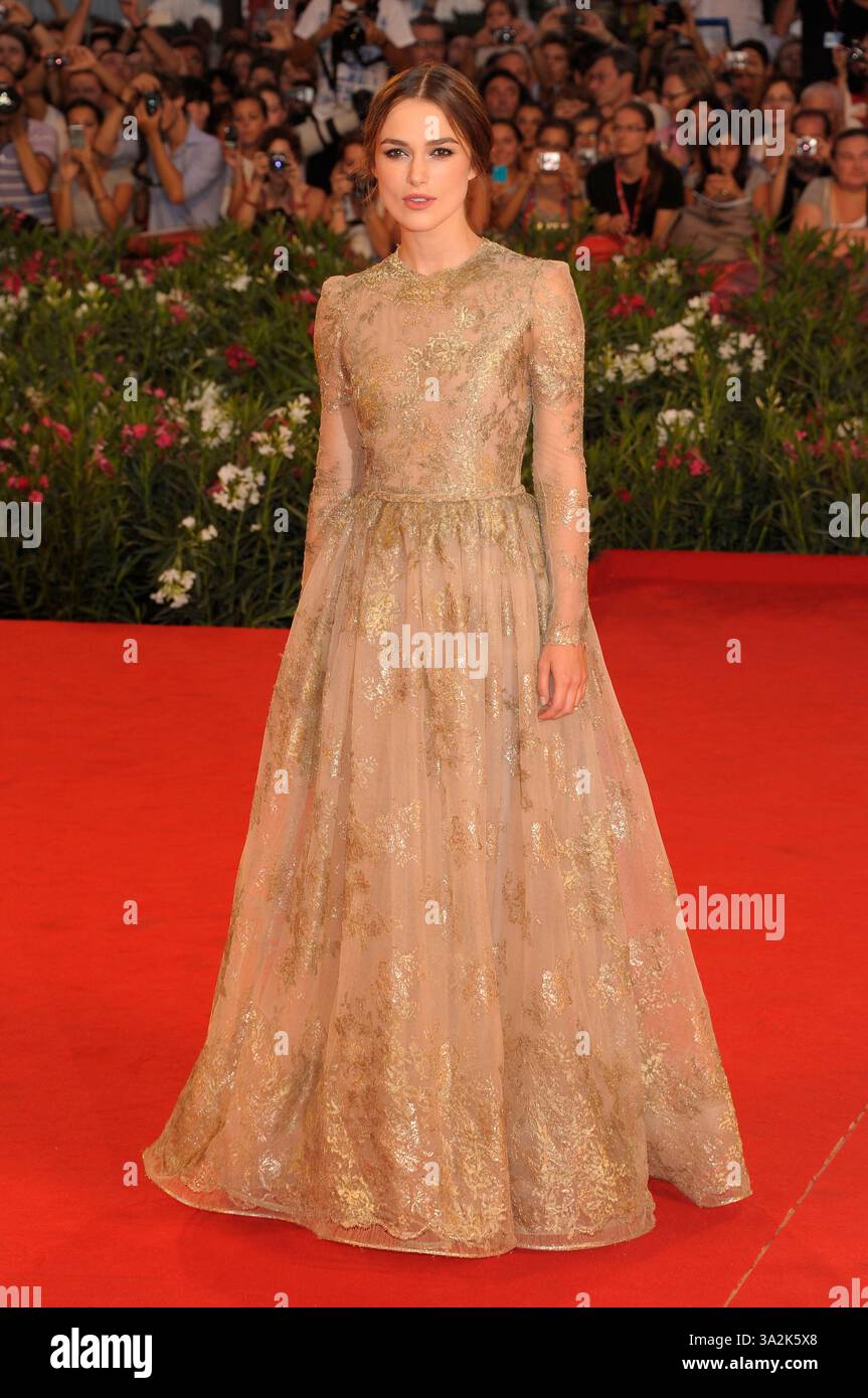 Keira knightley full length gold dress hi-res stock photography and images - Alamy Keira knightley full length gold dress hi-res stock photography and images - Alamy