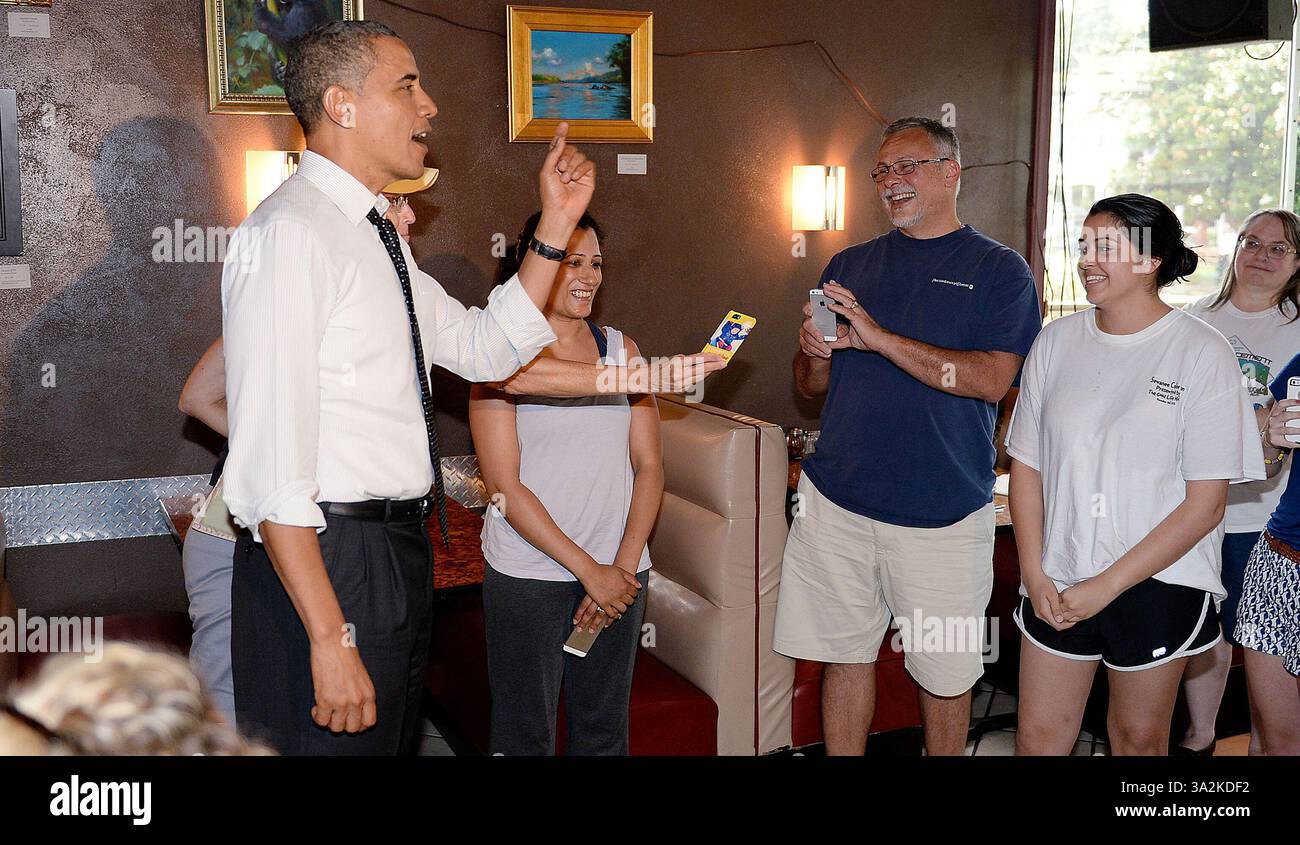 June 10, 2014 - Alexandria, Virginia, U.S - United States President Barack Obama and Secretary of Education Arne Duncan (not pictured) have lunch at FireFlies Restaurant in the Del Ray neighborhood of Alexandria, June 10, 2014 in Virginia. (Credit Image: © Prensa Internacional/ZUMAPRESS.com) Stock Photo
