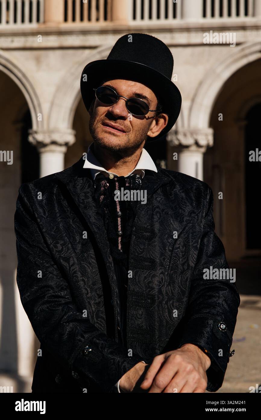 Historical man in attire hi-res stock photography and images - Alamy