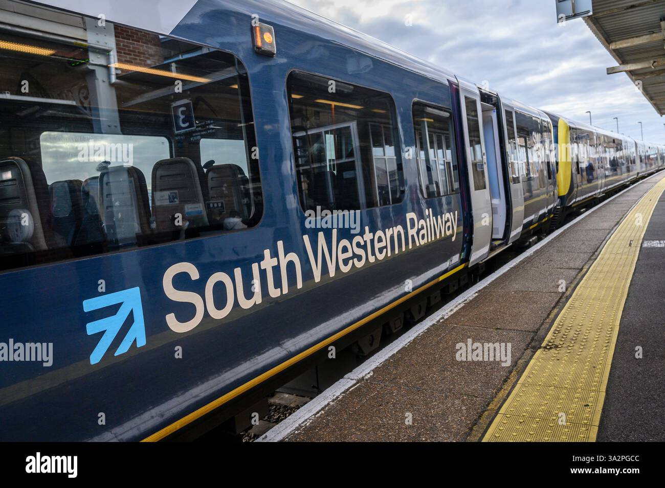 Class 440 at Eastleigh Station, Hampshire Stock Photo - Alamy