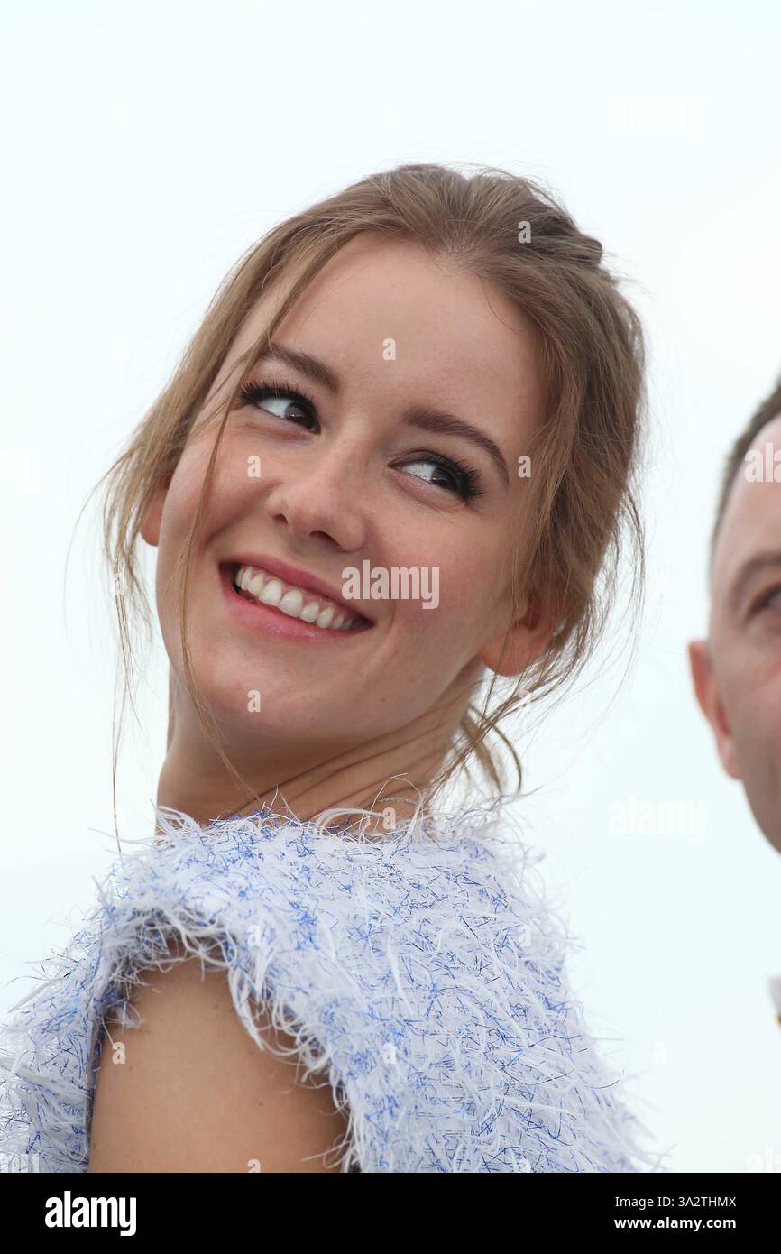 Kayla Ewell yalangoch Oshpaz soatini sikdi