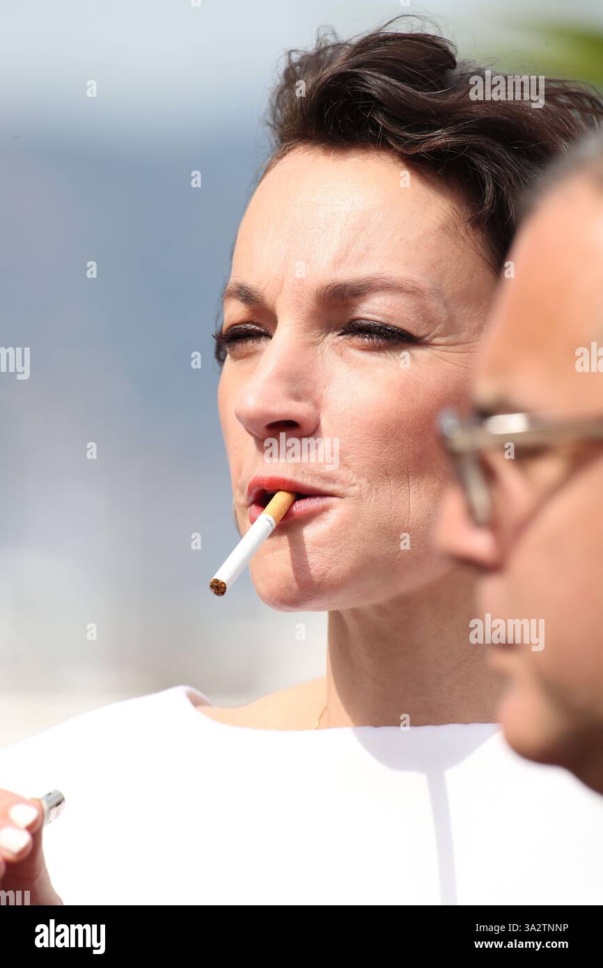 does sandra bullock smoke cigarettes in real life 90s Hollywood stars smoking hi-res stock