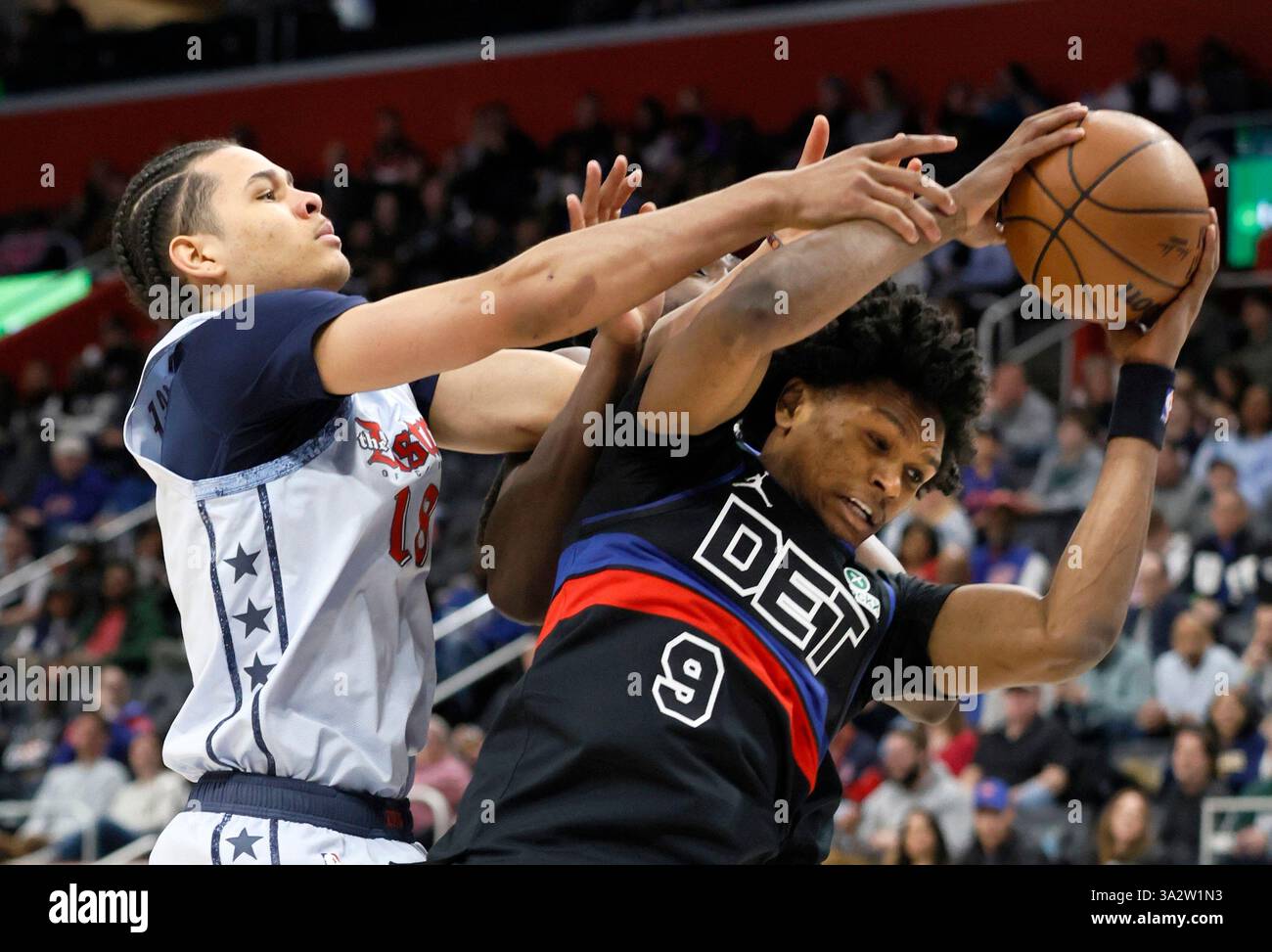 Detroit Pistons forward Ausar Thompson (9) grabs a rebound against ...