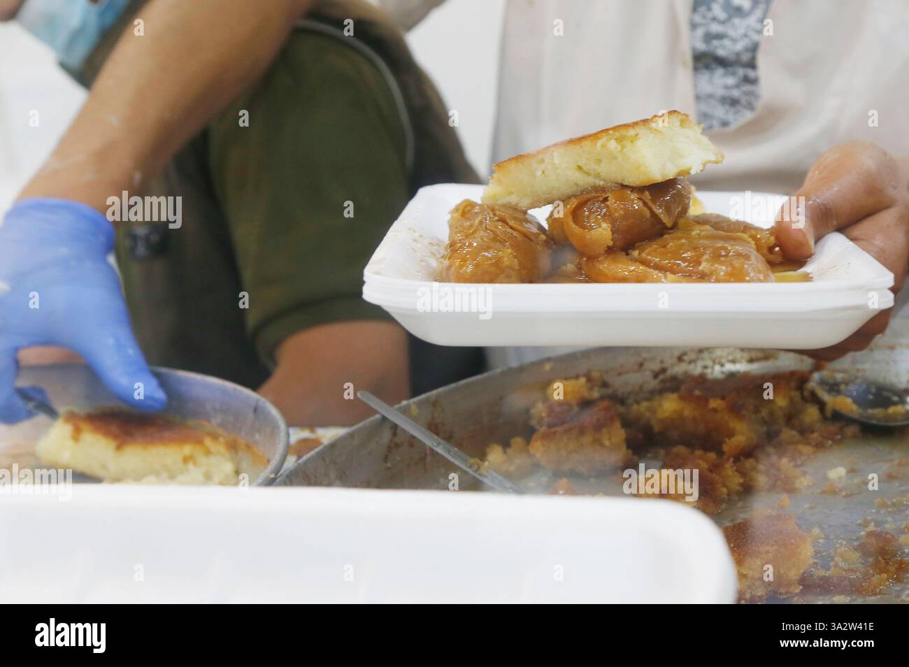 (250314) -- SANAA, March 14, 2025 (Xinhua) -- A vendor prepares