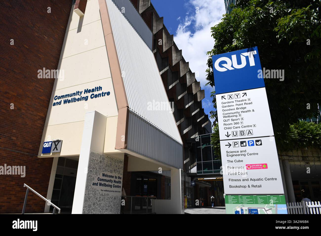 Qut Sign In Students are seen at QUT (Queensland University of Technology) Gardens ...