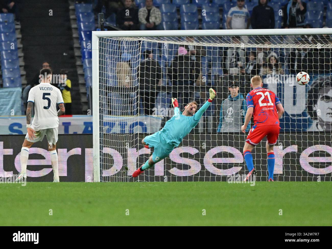 (250314) -- ROME, March 14, 2025 (Xinhua) -- Lazio's goalkeeper Ivan