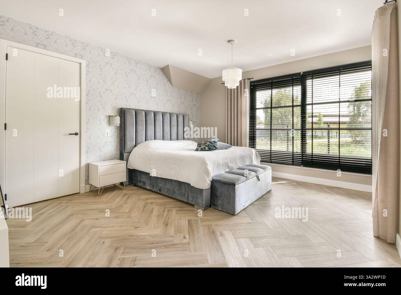 Photo inspiration: A Stylish And Modern Bedroom Featuring Minimalist Decor Large Windows Photo Inspiration