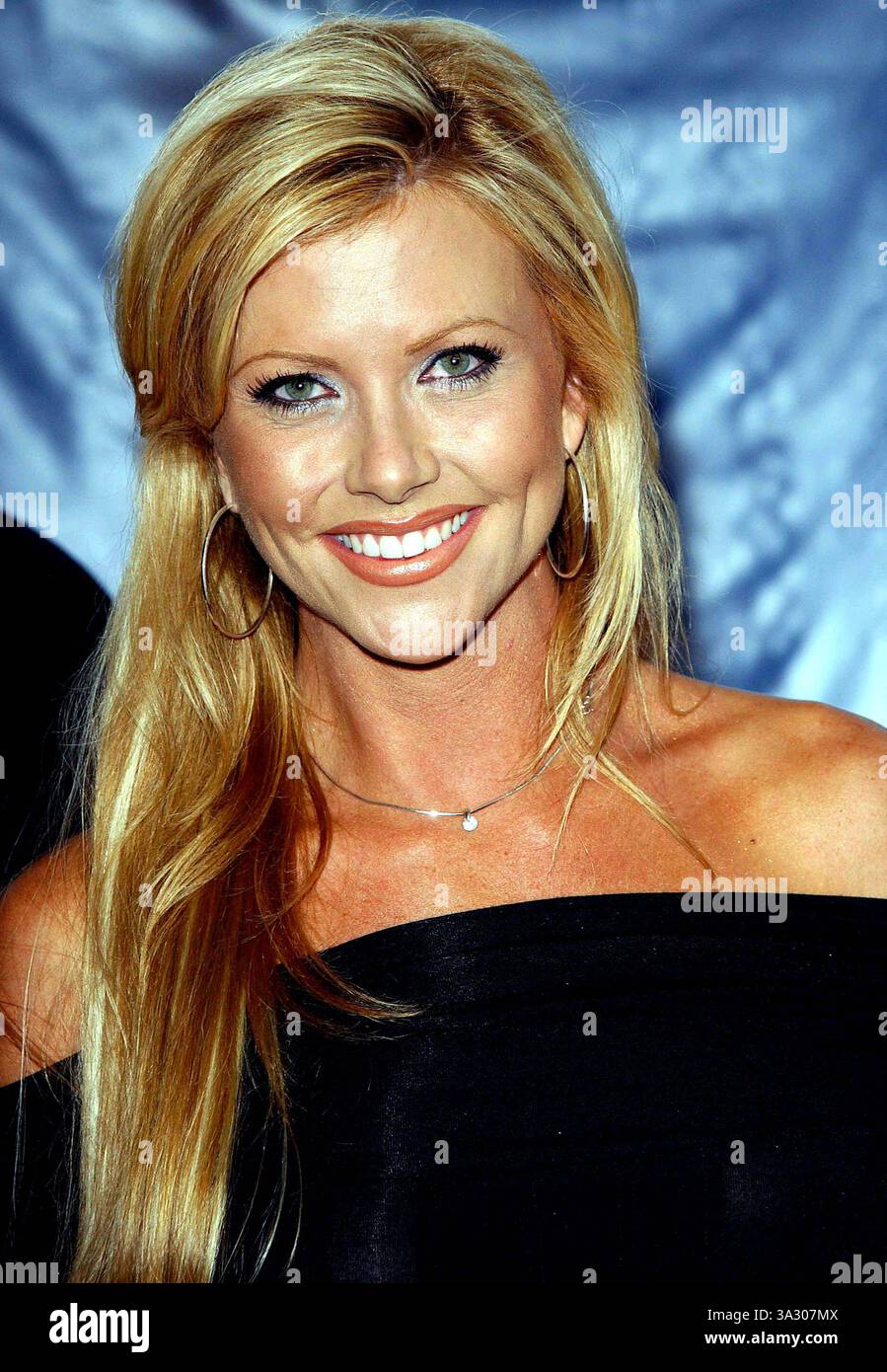 Klitni sorish va yalashini tomosha qiling