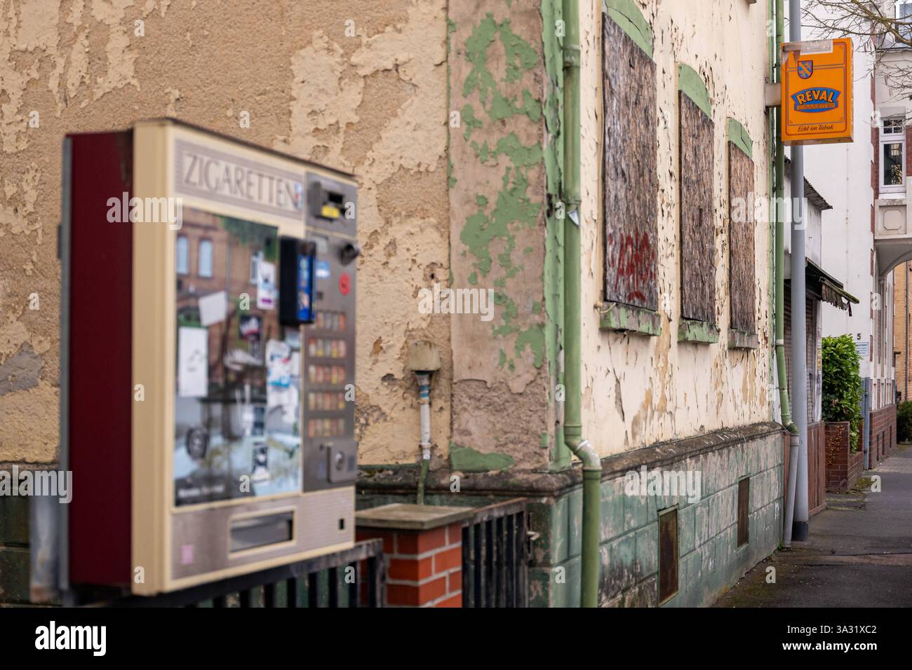 Old stickers hi-res stock photography and images - Page 24 - Alamy, image size:1300x956