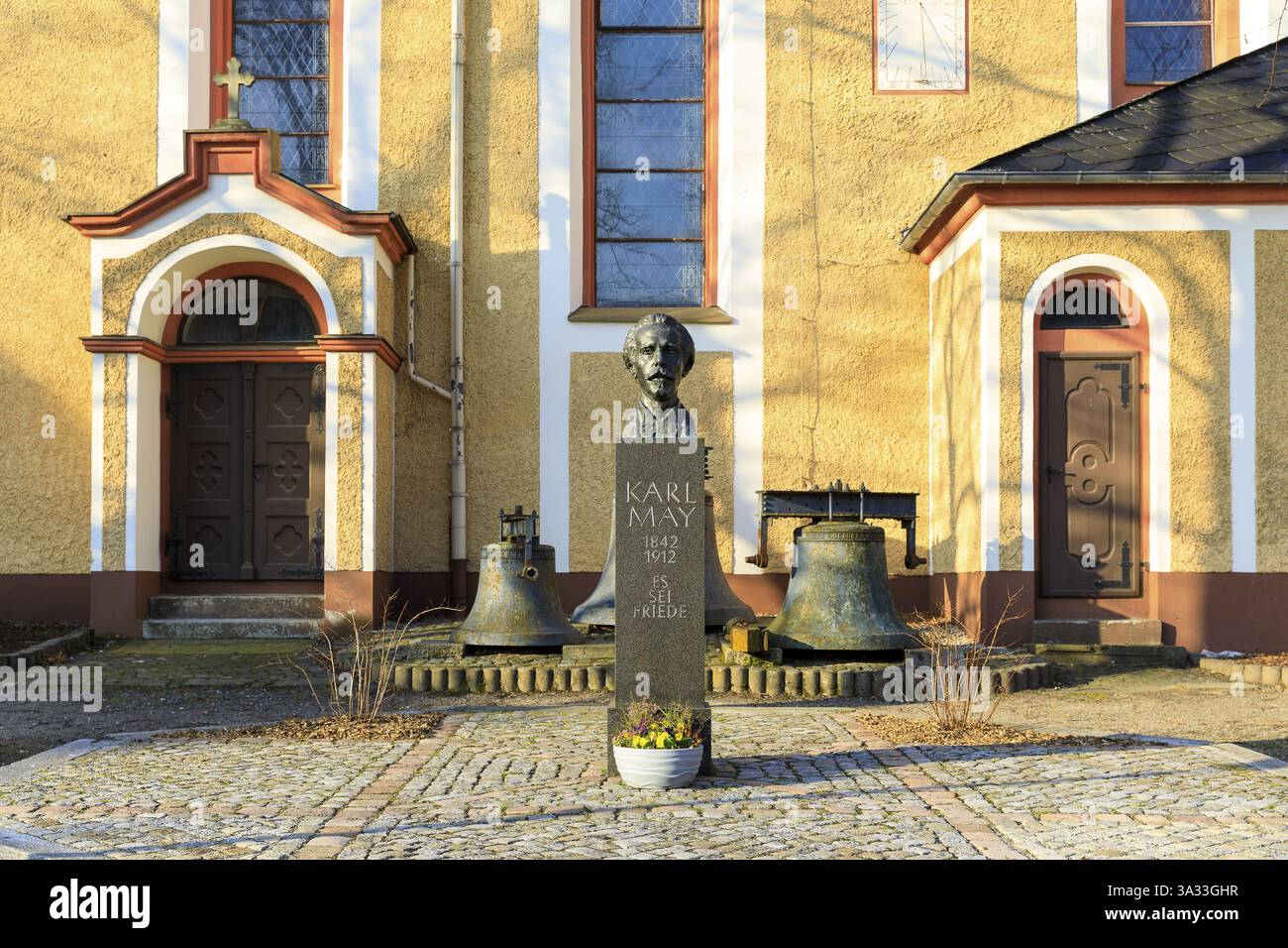 Bust of Karl May with biographical data and inscription Es sei Friede, in front of the Trinitatis Church on the Neumarkt in Ernstthal, Hohenstein-Erns Stock Photo