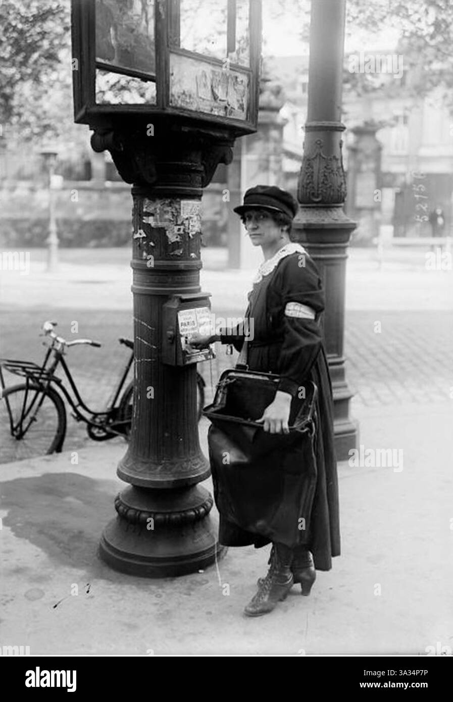 Mail carrier 1900s hi-res stock photography and images - Alamy