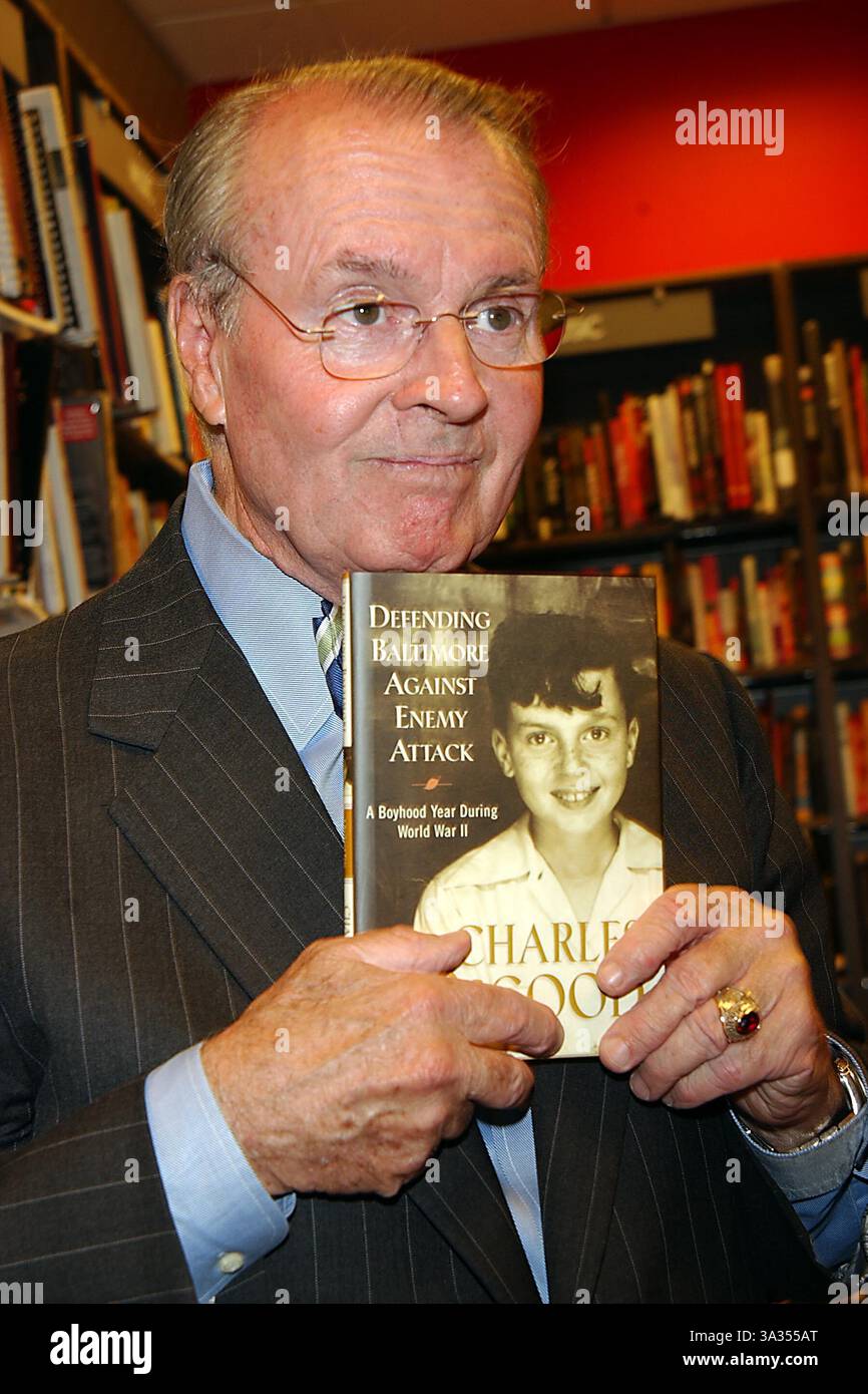 June 15, 2004 - K37867AR.CHARLES OSGOOD BOOK SIGNING AT THE BORDERS BOOK STORE ON COLUMBUS CIRCLE, NEW YORK CITY .06/15/2004. ANDREA RENAULT/    2004.CHARLES OSGOOD(Credit Image: © Globe Photos/ZUMAPRESS.com) Stock Photo