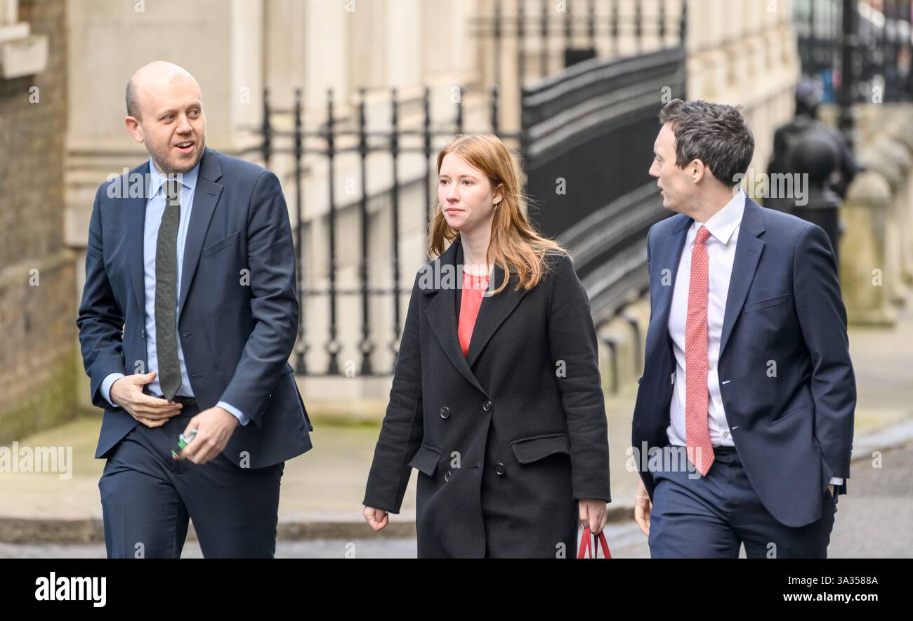 Joe Powell MP (Lab: Kensington and Bayswater), Helena Dollimore MP (Lab: Hastings and Rye) and Matthew Patrick MP (Lab: Wirral West) in Downing Street Stock Photo