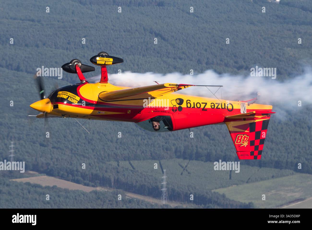 Aircraft Inverted Inverted aerobati hi-res stock photography and images - Alamy