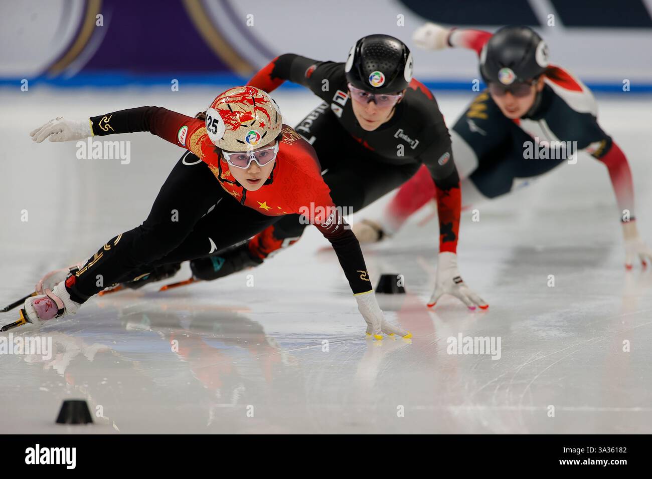 Jing Ru Yang Beijing, China. 14th Mar, 2025. Yang Jingru (L) of China competes ...