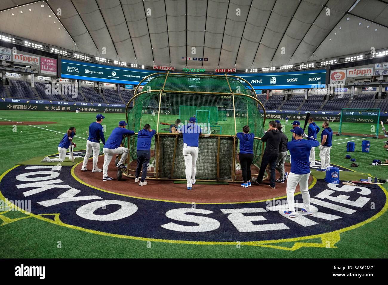 Players of Los Angeles Dodgers warm up during a training session in ...