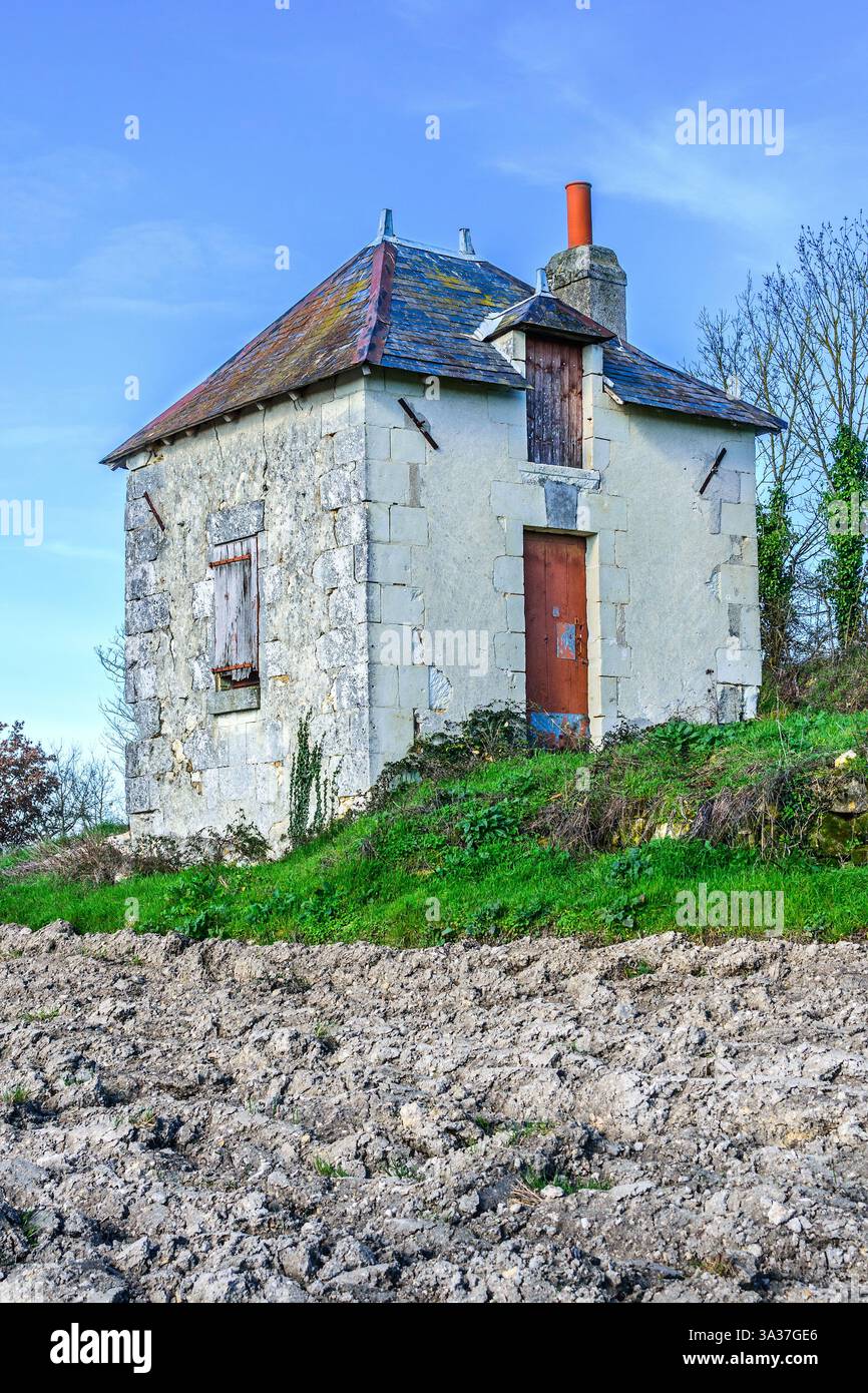 House on the hill - a disused maison des vignes / vine worker's shelter - Preuilly-sur-Claise, Indre-et-Loire (37), France. Stock Photo
