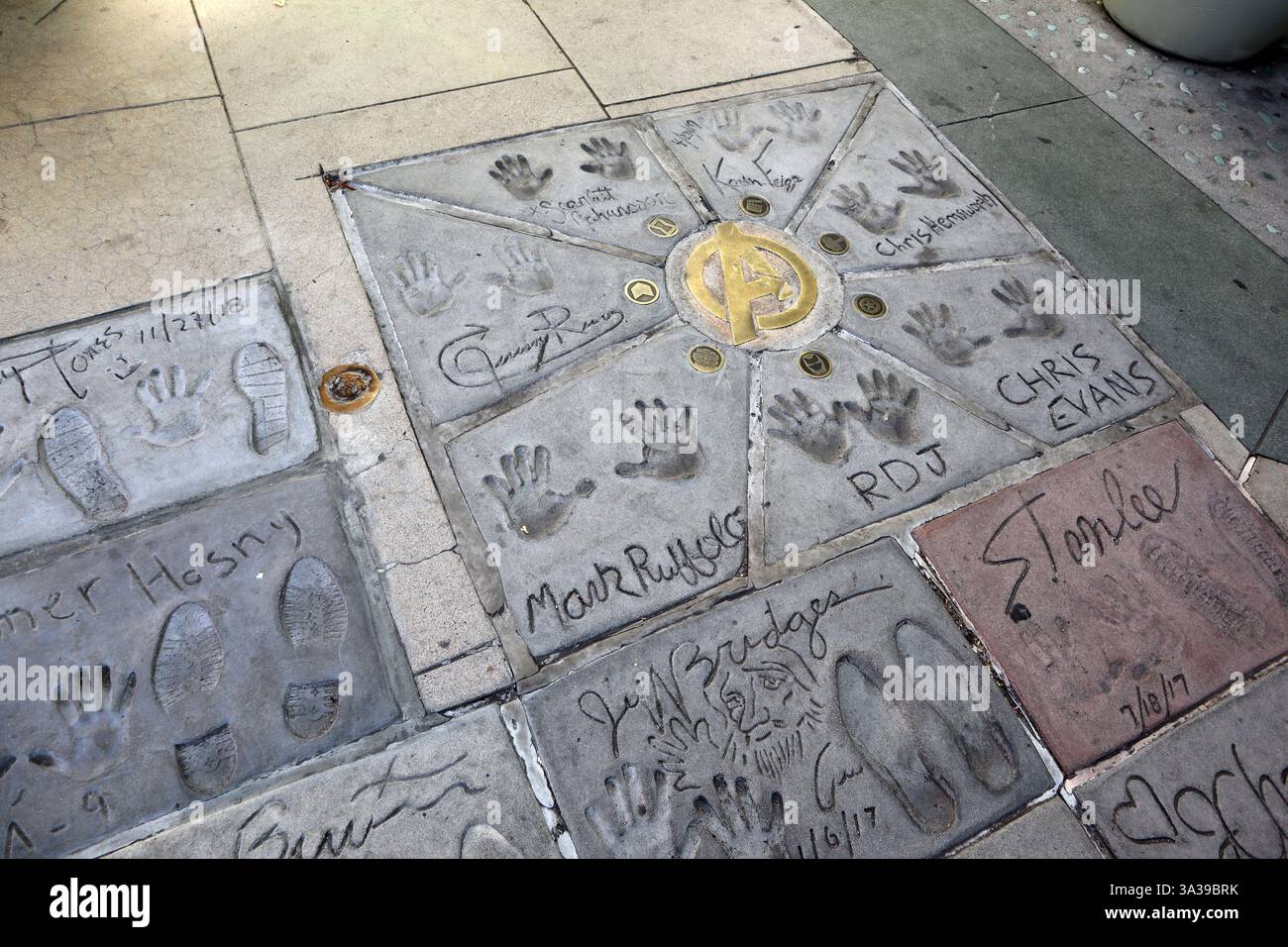 Hollywood TLC Grauman s Chinese Theatre Handprints Footprints And hollywood-tlc-grauman-s-chinese-theatre-handprints-footprints-and