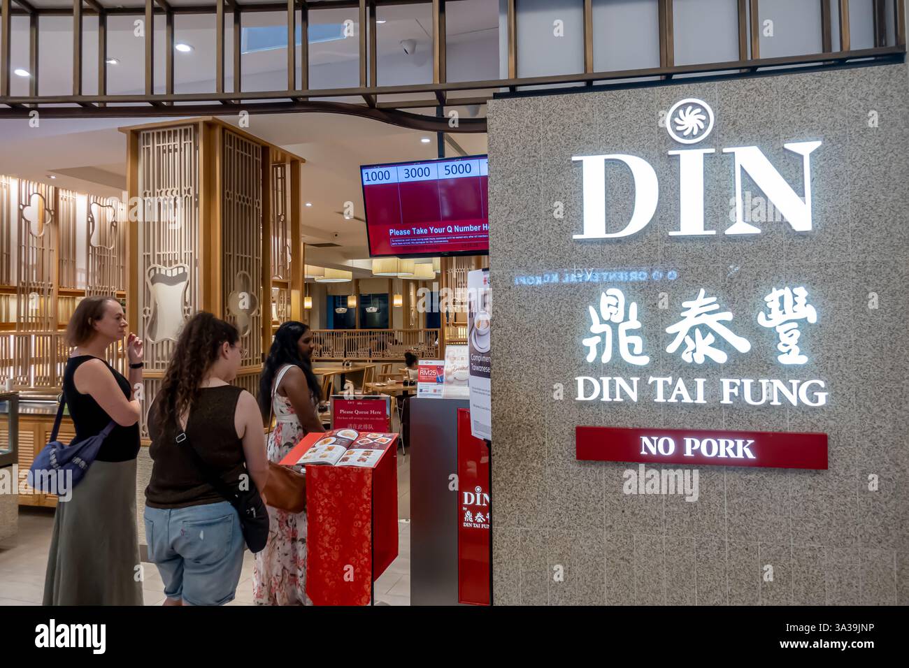 Din Tai Fung restaurant chain located in Suria KLCC, Kuala Lumpur. 'no pork' establishment. Taiwanese restaurant chain famous for its soup dumplings Stock Photo