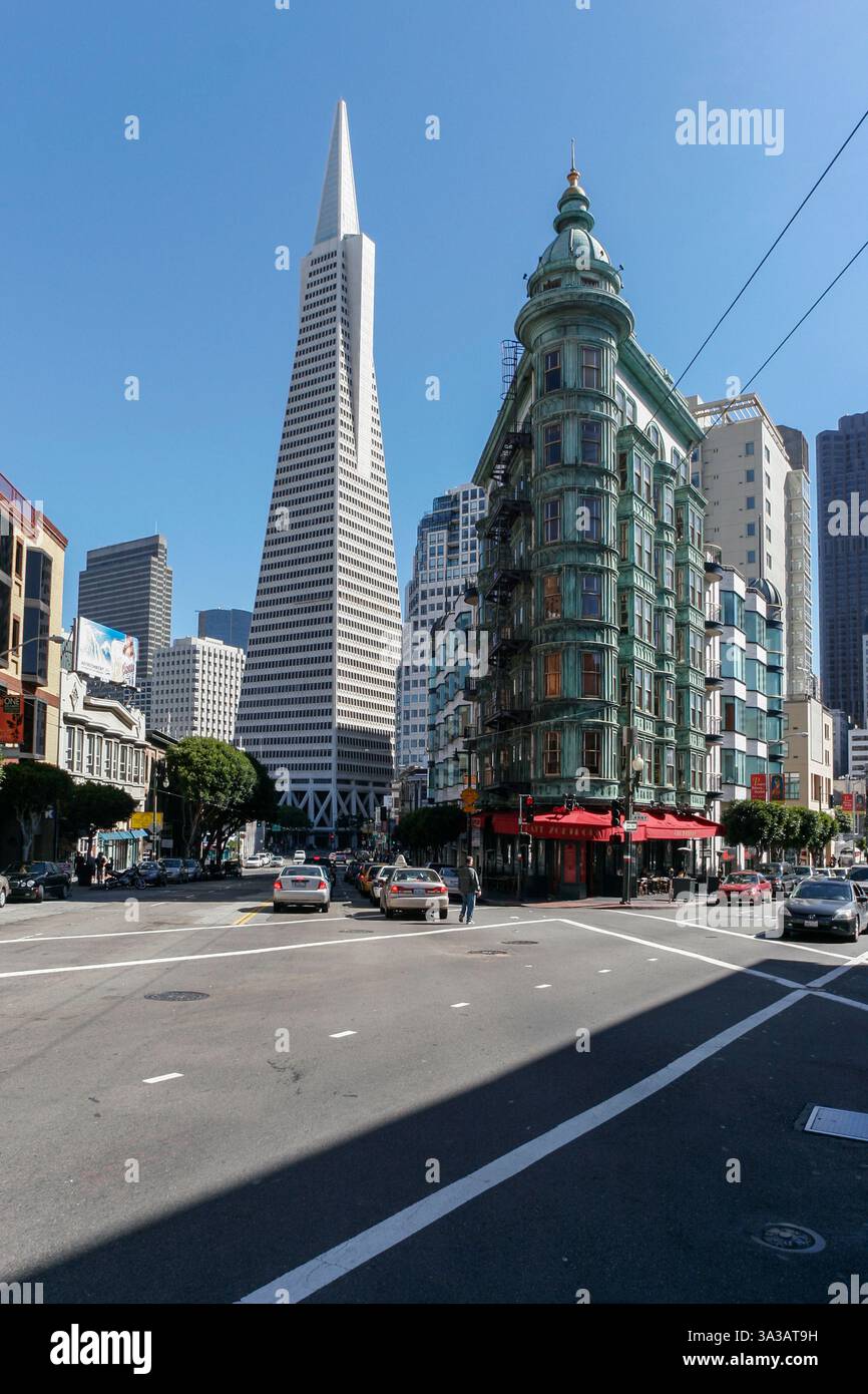 Transamerica Pyramid, San Francisco street scenebuildings and activity ...