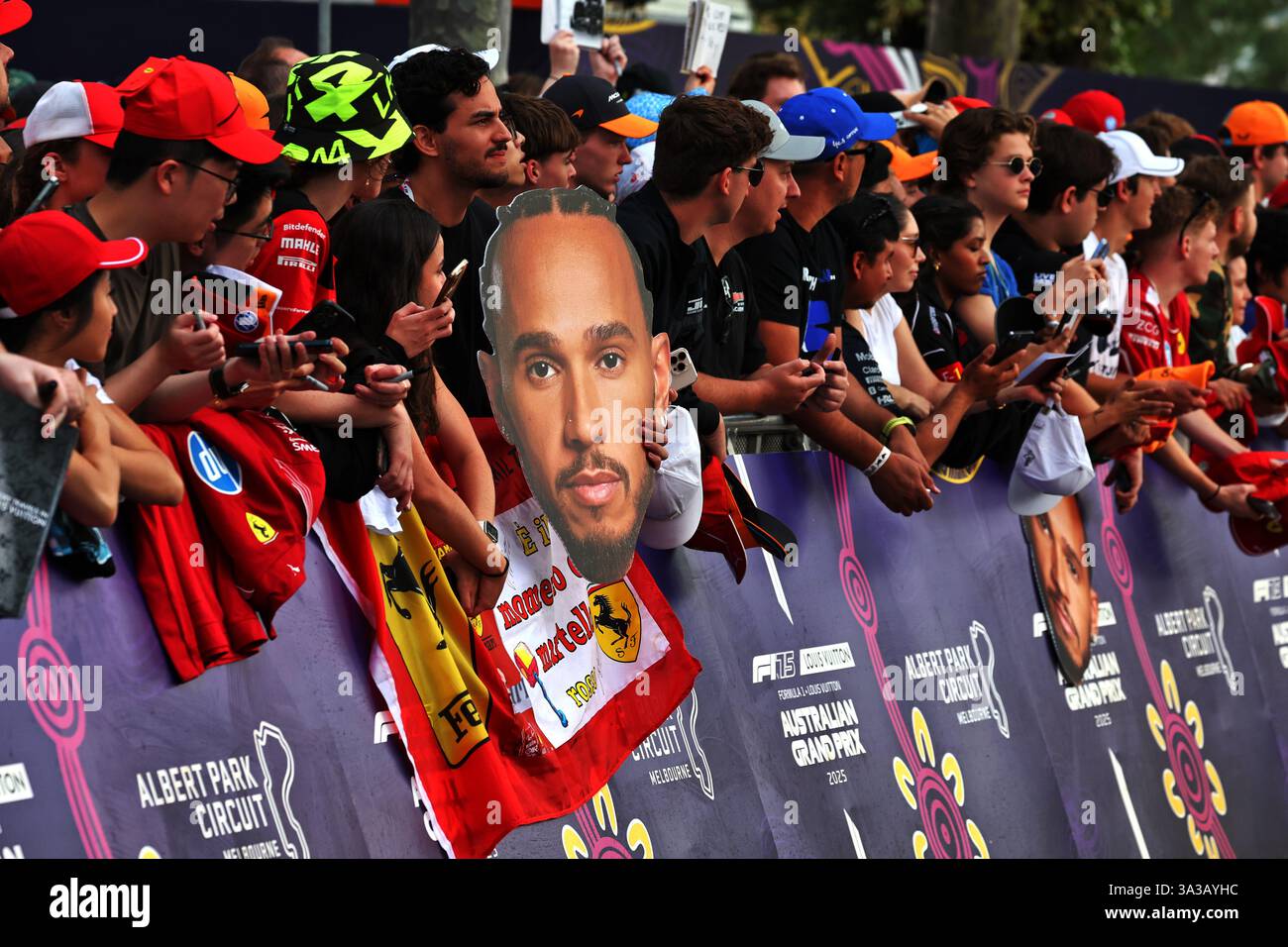 Circuit atmosphere fans. 15.03.2025. Formula 1 World Championship, Rd 1, Australian Grand Prix