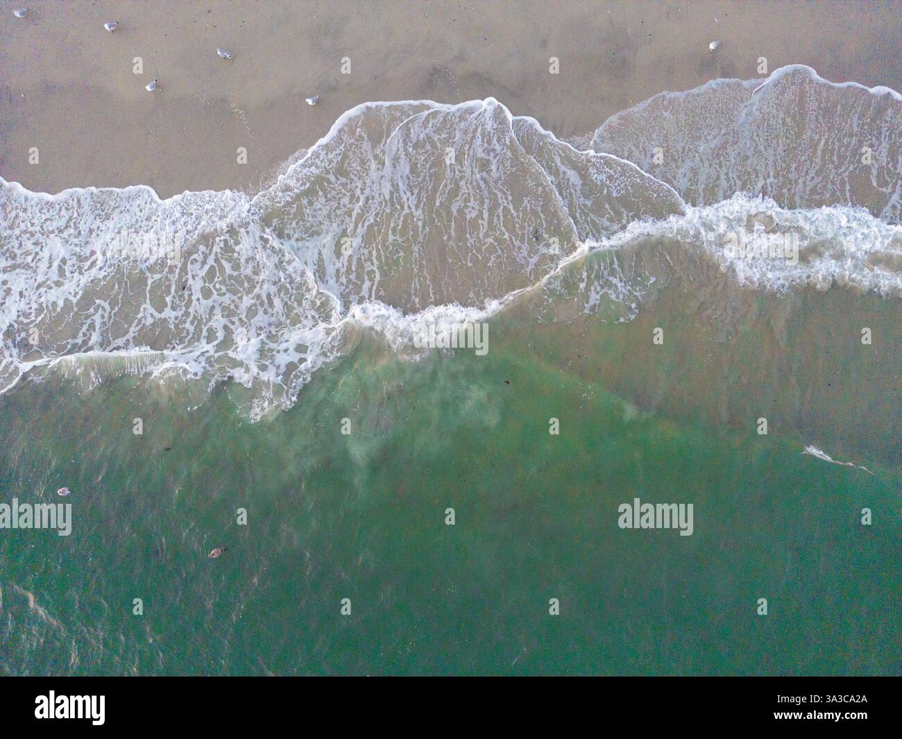 Beach ocean waves from above hi-res stock photography and images - Alamy