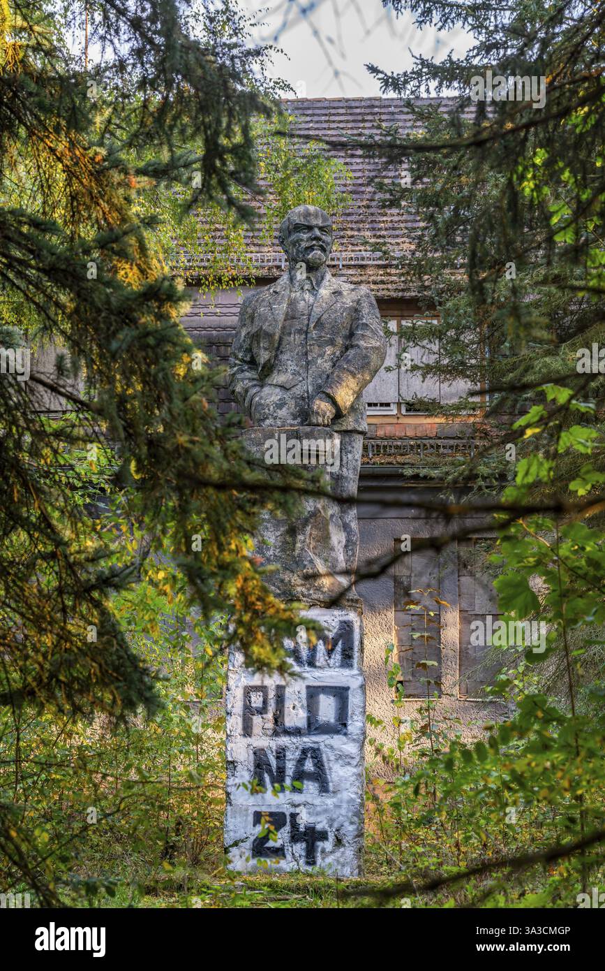 Statue of Vladimir Ilyich Lenin in front of the ruins of the Officers' House, officers' mess at the Wuensdorf military base, former headquarters of th Stock Photo