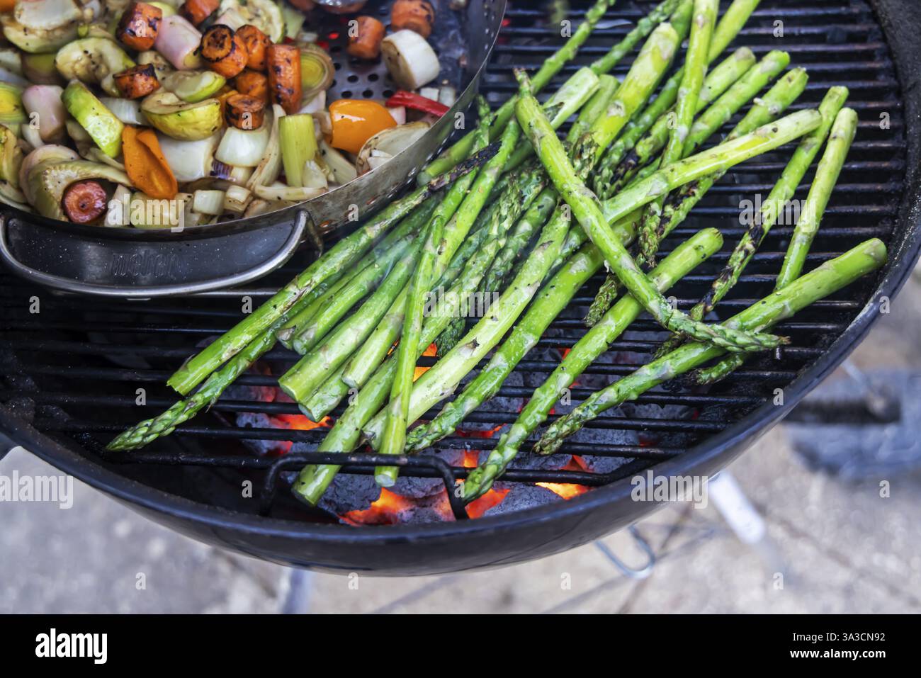 Barbecue, kettle grill with vegetarian and vegan barbecue grills such as grill pan and green asparagus. Baden-Wuerttemberg, Germany, Europe Stock Photo