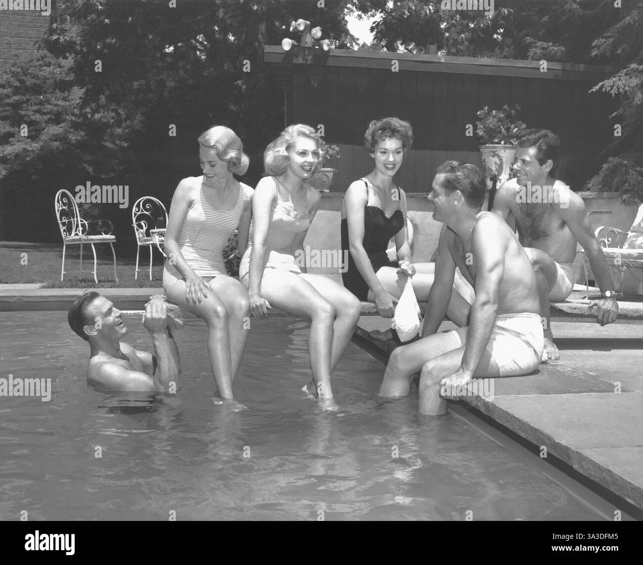 Men and women at a swimming pool Black and White Stock Photos 