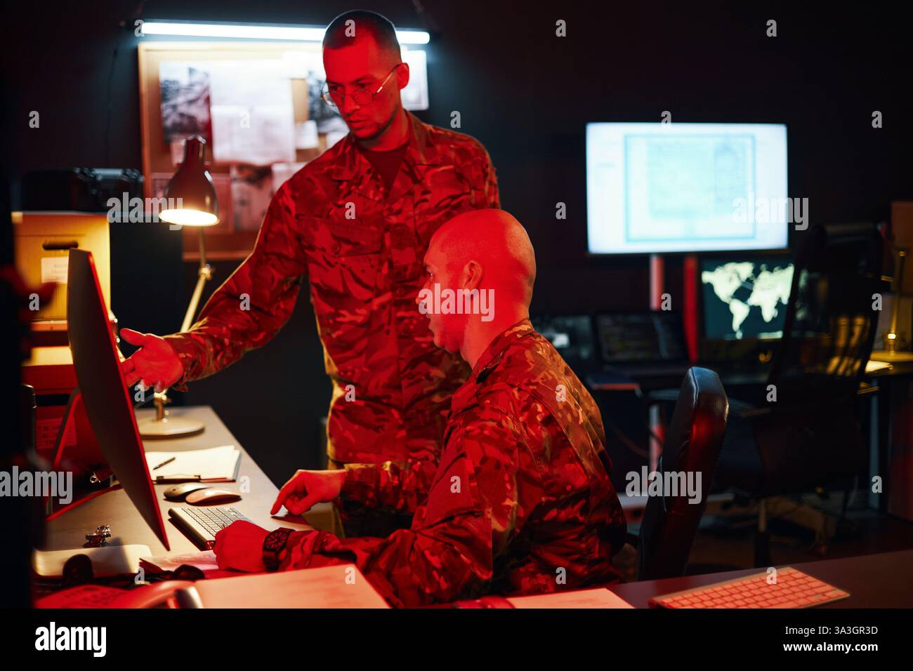 Military personnel at computer hi-res stock photography and images - Alamy
