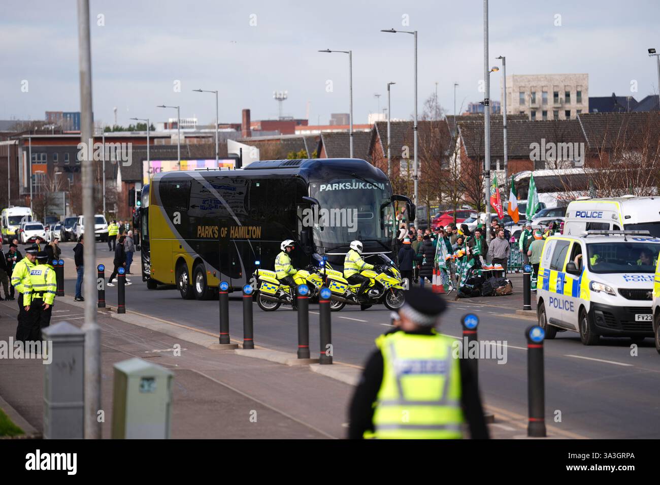 Police Officers escort a team bus ahead of the William Hill Premiership ...