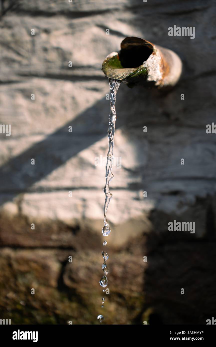 Wall falling water hi-res stock photography and images - Alamy