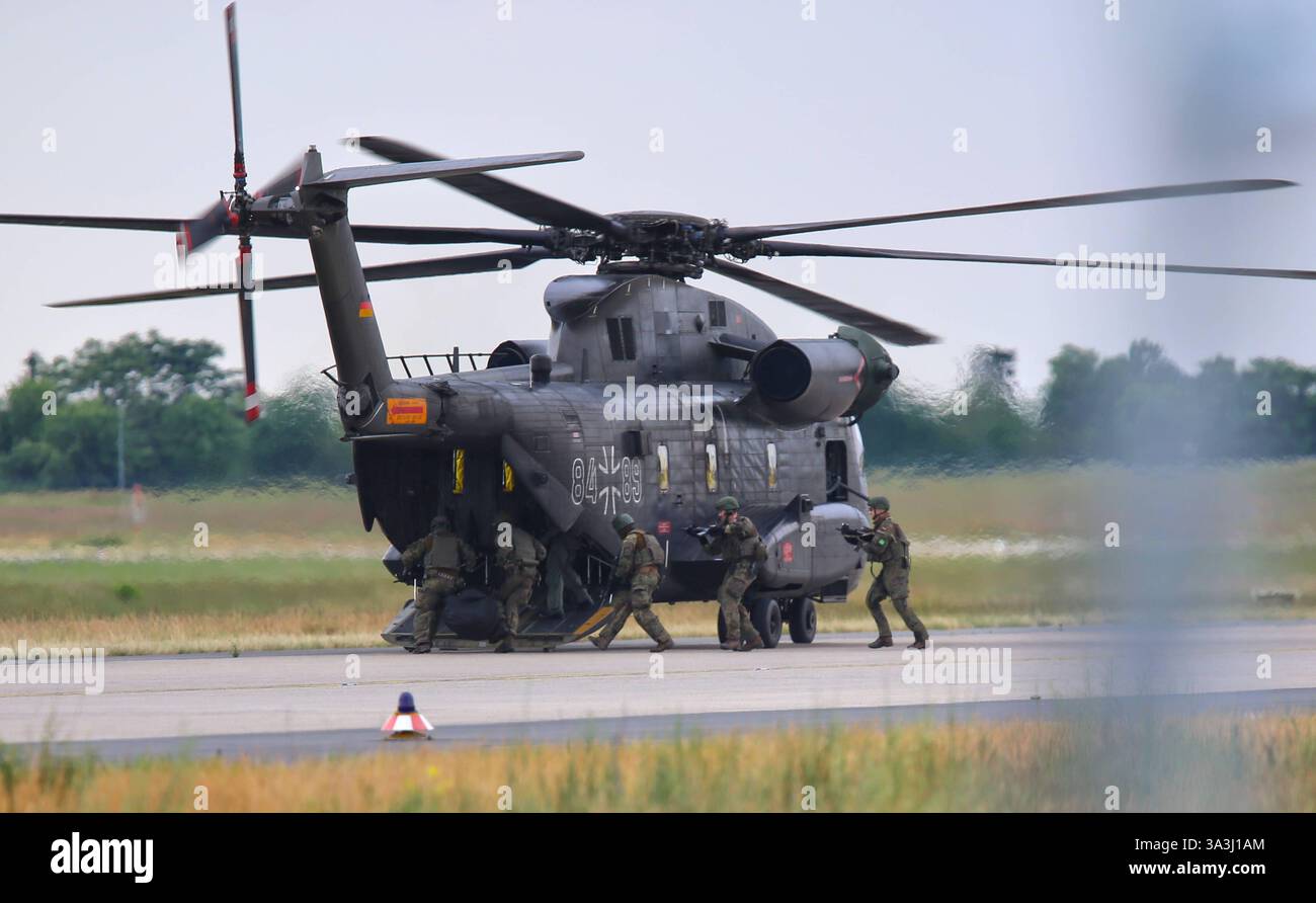 Ein Mittlerer Transporthubschrauber MTH der Bundeswehr vom Typ Sikorsky ...