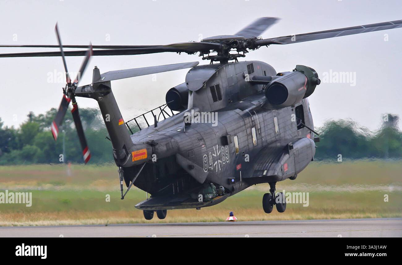 Ein Mittlerer Transporthubschrauber MTH der Bundeswehr vom Typ Sikorsky ...