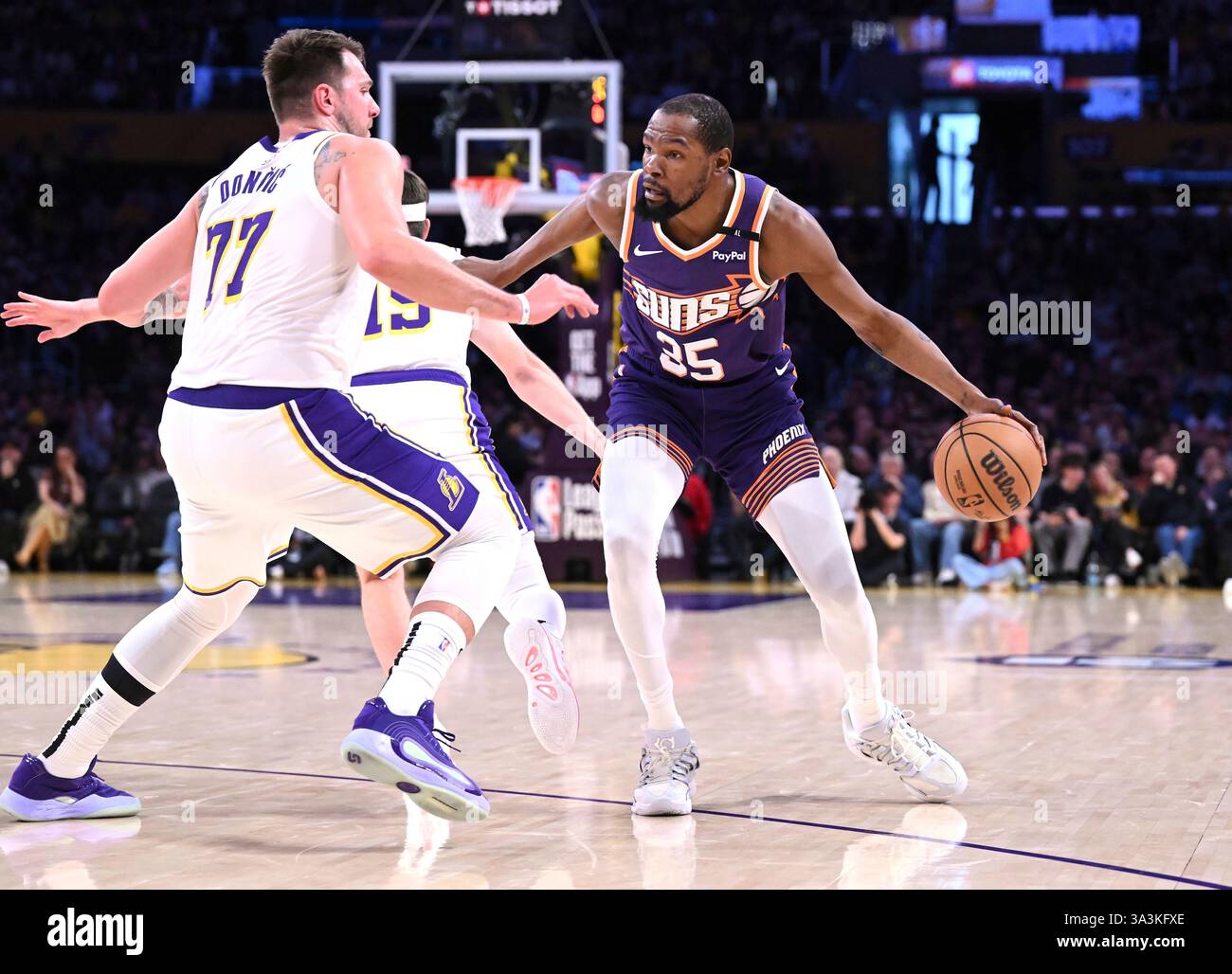 Los Angeles Lakers guard Luka Doncic (77) tries to guard Phoenix Suns ...